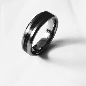 Obrączka męska z paskiem wzór szachownicy stal szlachetna szer. 6 mm