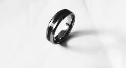 Obrączka męska z paskiem wzór szachownicy stal szlachetna szer. 6 mm